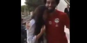 بالفيديو .. محمد صلاح يحتضن معجبة بعد ان بكت لرؤيته - ترند نيوز