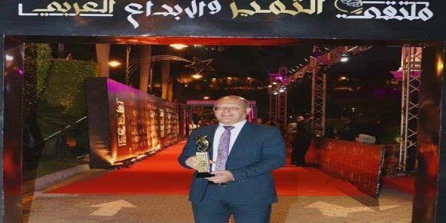 رئيس جامعة سوهاج يُتوج بجائزة التميز لعام 2024 في ملتقى الإبداع العربي - ترند نيوز