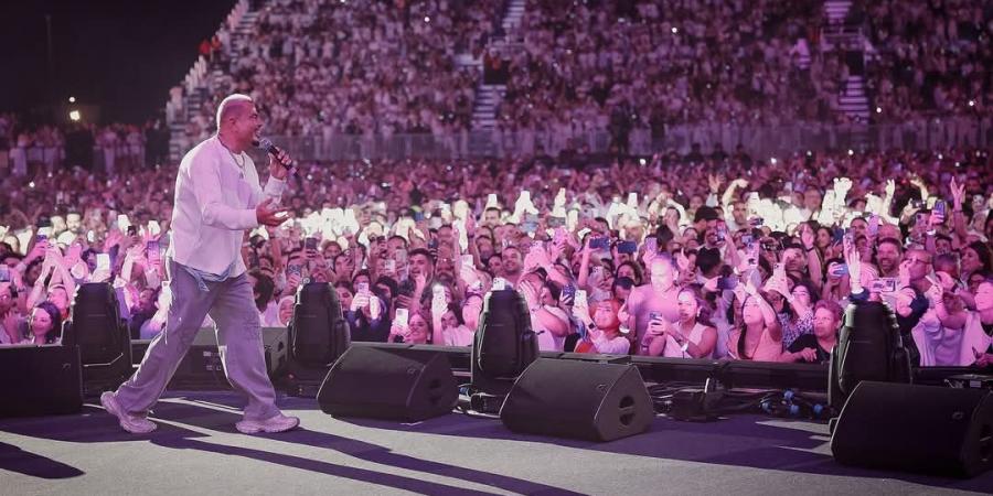 عمرو دياب يشعل حفله في دبي.. وسط احتشاد الجماهير في ساحة هاربر |صور - ترند نيوز