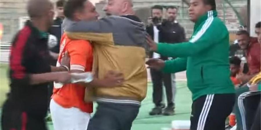 فيديو | في مشهد غريب.. لاعب المنصورة يعتدي على المدير الفني في دوري الدرجة الثانية - ترند نيوز