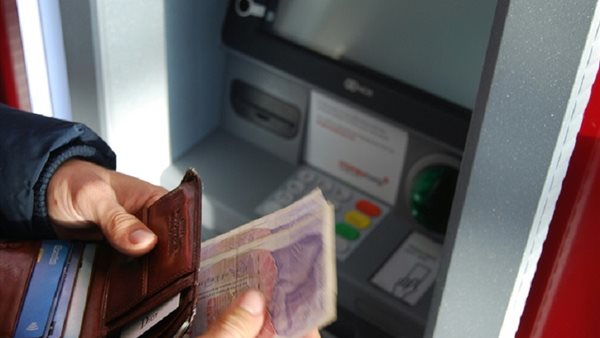 مفاجأة في ماكينات ATM : تعديلات غير متوقعه على رسوم السحب بعد إعلان سعر الفائدة في مصر وقرار رسمي لجميع عملاء إنستاباي هيتخصم منك كام؟