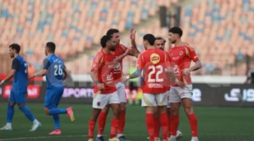 الأهلي يتغلب على سموحة بثنائية ويعتلي صدارة الدوري المصري (فيديو)